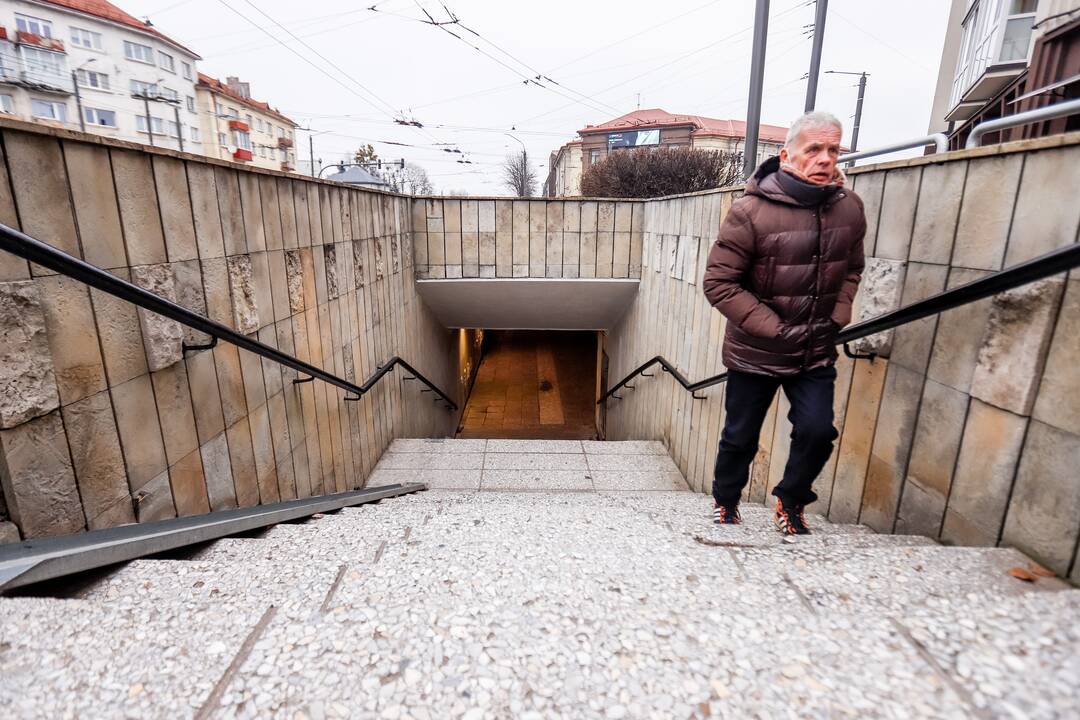 Užsitęs: Miesto sodelyje danga bus klojama, kol leis orai, o kitąmet šią erdvę atvers žmonėms.