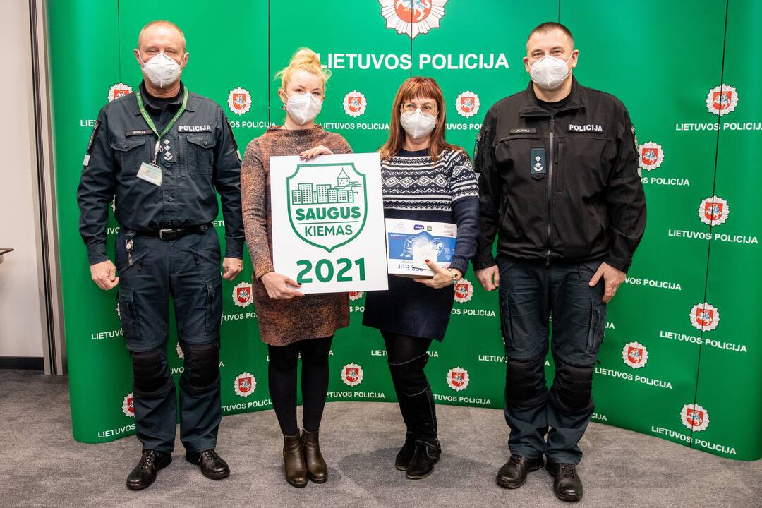 Pasistengė: konkurso „Saugus kiemas 2021“ nugalėtojai – dešimties kiemų atstovai.