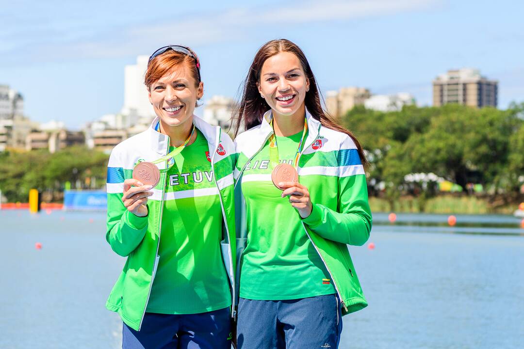 Istorija: 2012-aisiais Londono olimpiadoje Donata irklavo vienvietę ir užėmė 8-ąją vietą, o Europos čempionate iškovojo aukso medalį.