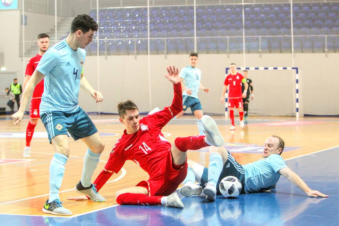 Kolegos: LSPFA prezidento V.Butkevičiaus (dešinėje) sveikinimai – vienam geriausių Lietuvos salės futbolo žaidėjų, nacionalinės rinktinės ir Kauno "Vyčio" kapitonui J.Zagurskui.