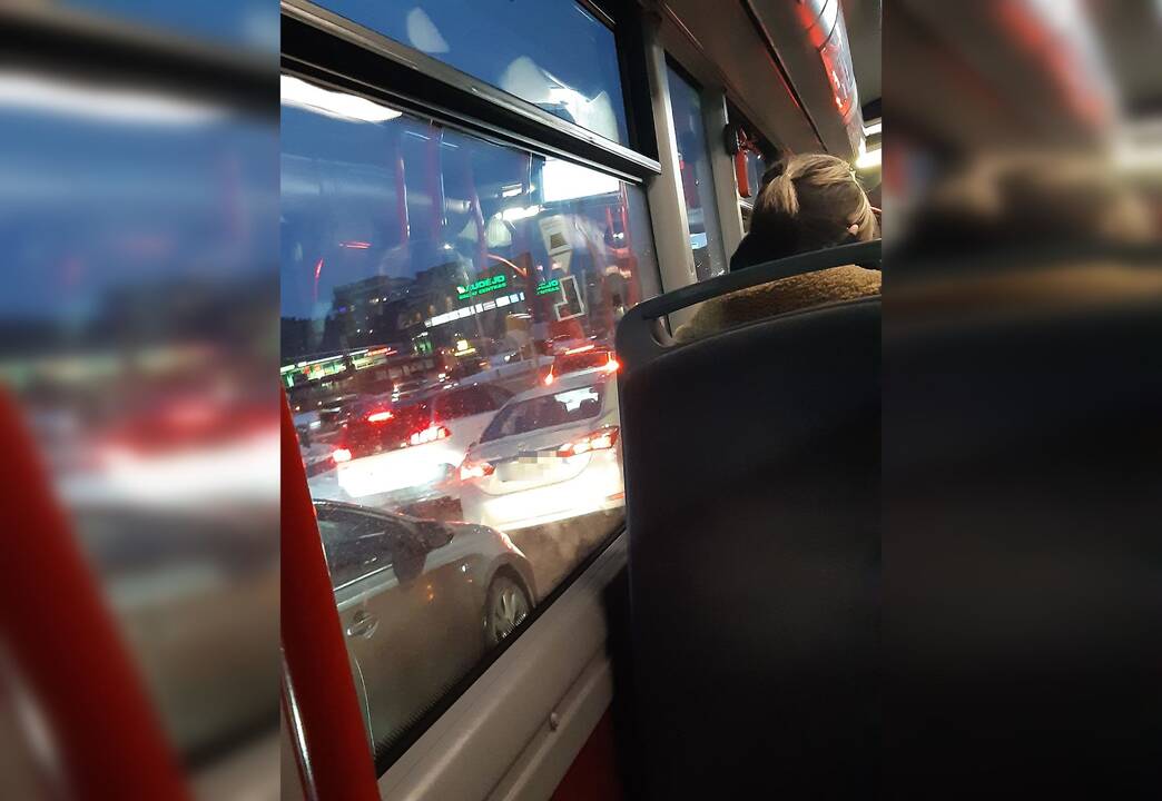 Neveikiantis šviesoforas vilniečius įklampino spūstyje: sankryžoje – balaganas