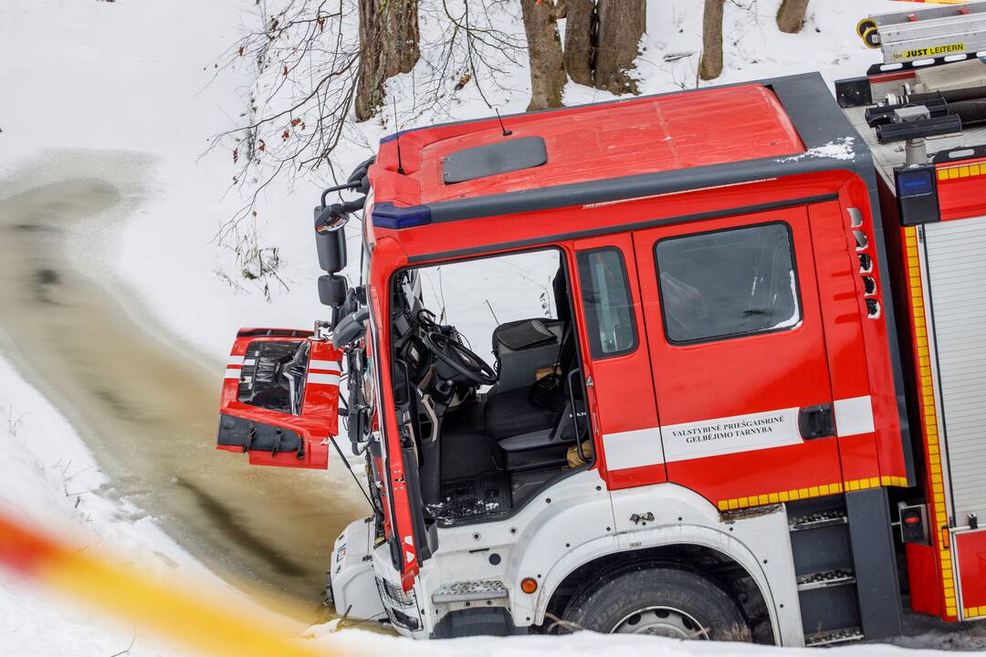 Į gaisrą skubėję ugniagesiai Panemunėje rėžėsi į stotelę