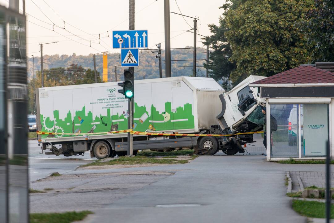 Mikroautobuso ir krovininio automobilio avarija Kaune