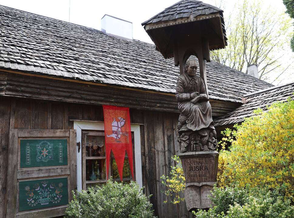 Dėmesys: savivaldybė į A. ir J.Juškų muziejų jau investavo 90 tūkst. eurų: buvo pakeistas stogas, elektros instaliacija, apšvietimas, įrengta gaisrinės saugos sistema.