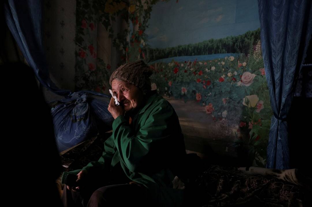 Tardydami Ukrainos civilius okupantai juos išrengia ir muša
