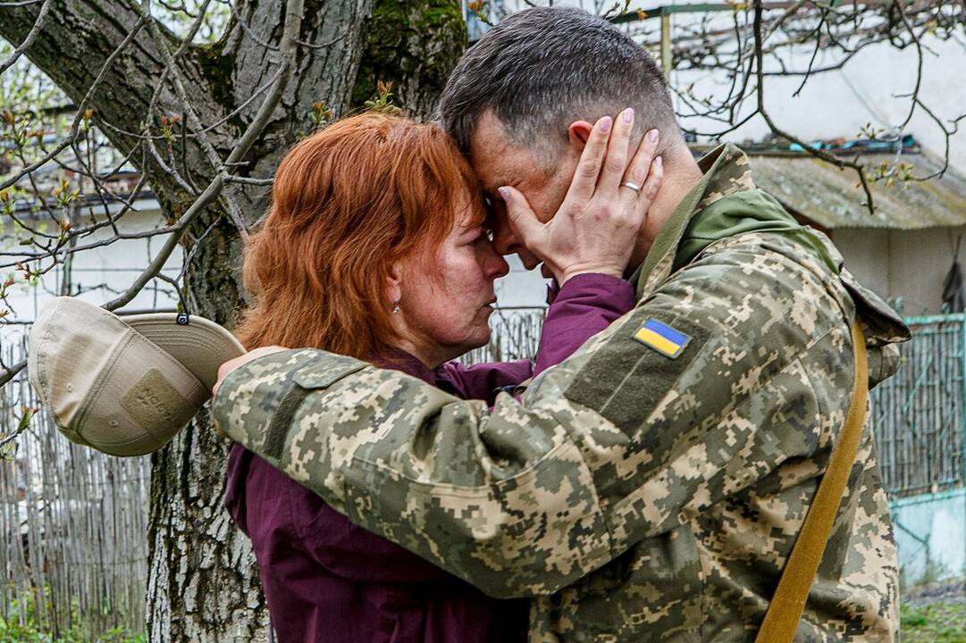 Papasakojo apie kraupius į nelaisvę paimtų ukrainiečių kankinimus: sulaužo rankas ir kojas