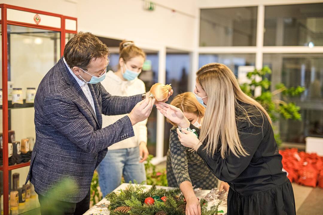 „Vikonda grupės“ biuruose stovinčias eglutes puošia neįgaliųjų rankų darbo žaisliukai.