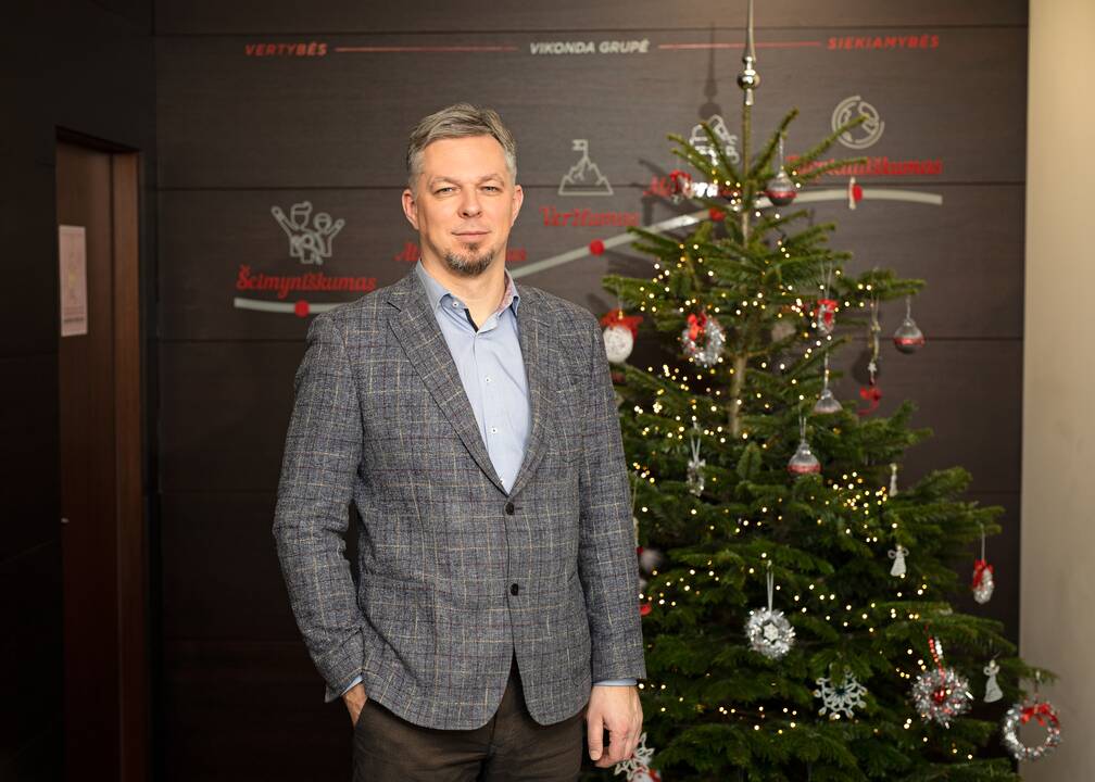 „Vikonda grupės“ biuruose stovinčias eglutes puošia neįgaliųjų rankų darbo žaisliukai.