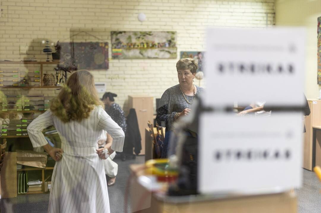 Ministras: siūloma mokytojams atlyginimus nuo sausio didinti 10 procentų 