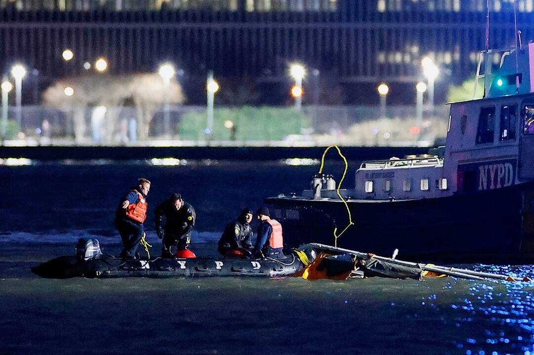 Niujorke į upę nukritus sraigtasparniui žuvo pilotas ir penkių asmenų šeima