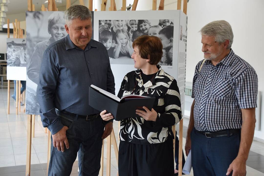 Atidarymas: R. Dilys (kairėje) padėkojo D. Nakrošienei ir A. Šlivinskui už parodos iniciatyvą ir priėmimą.