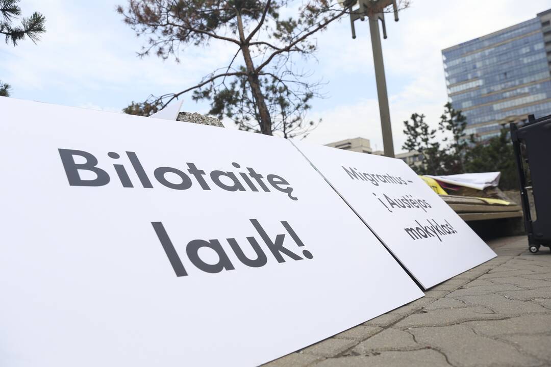 Protestas prie Seimo: reikalauja užkirsti kelią į Lietuvą migrantams