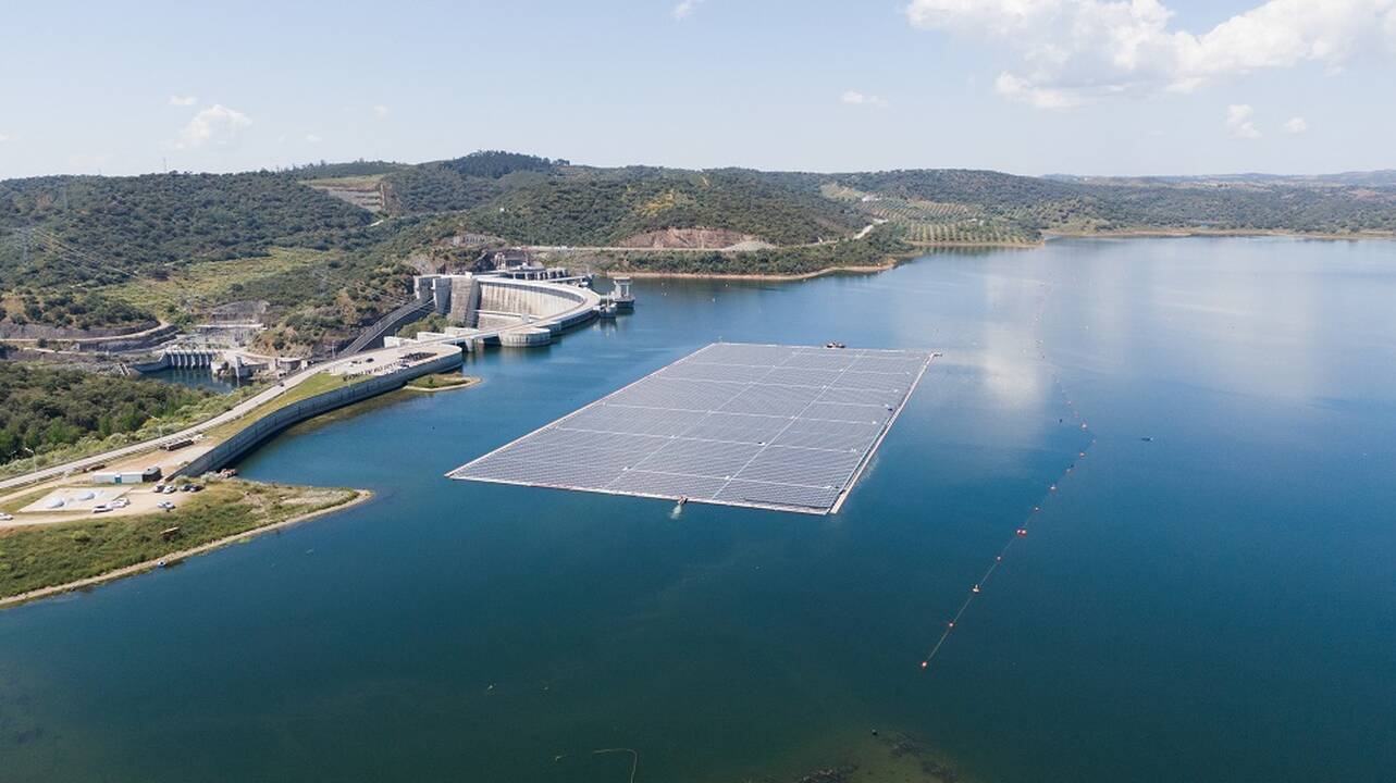 Šuolis: plūduriuojanti saulės elektrinė – pavyzdys, kaip šalis, turinti tik gerą dešimtį milijonų gyventojų, virsta maža žalia Europos milžine.