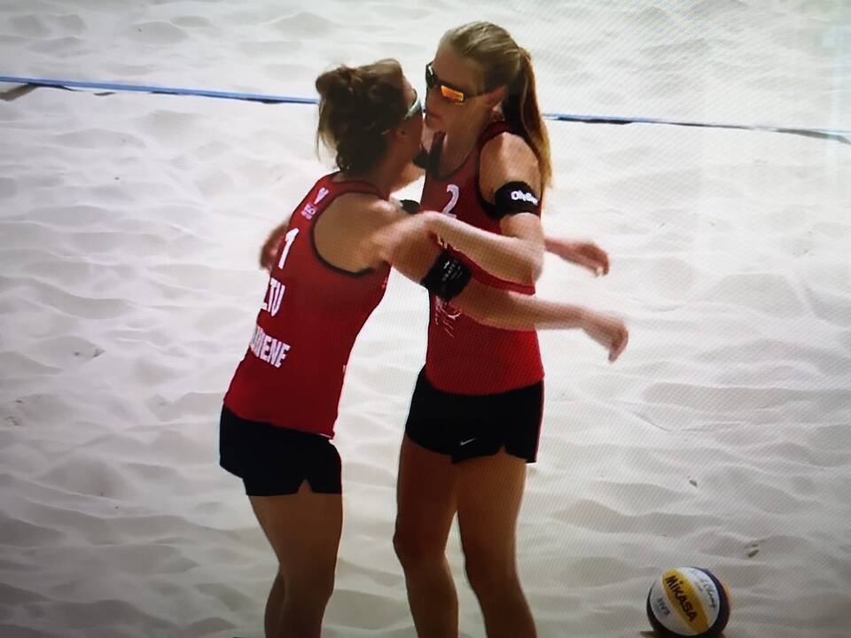 Įspūdingo aistruolių būrio palaikytos E. Kliokmanaitė ir M. Paulikienė – čempionės