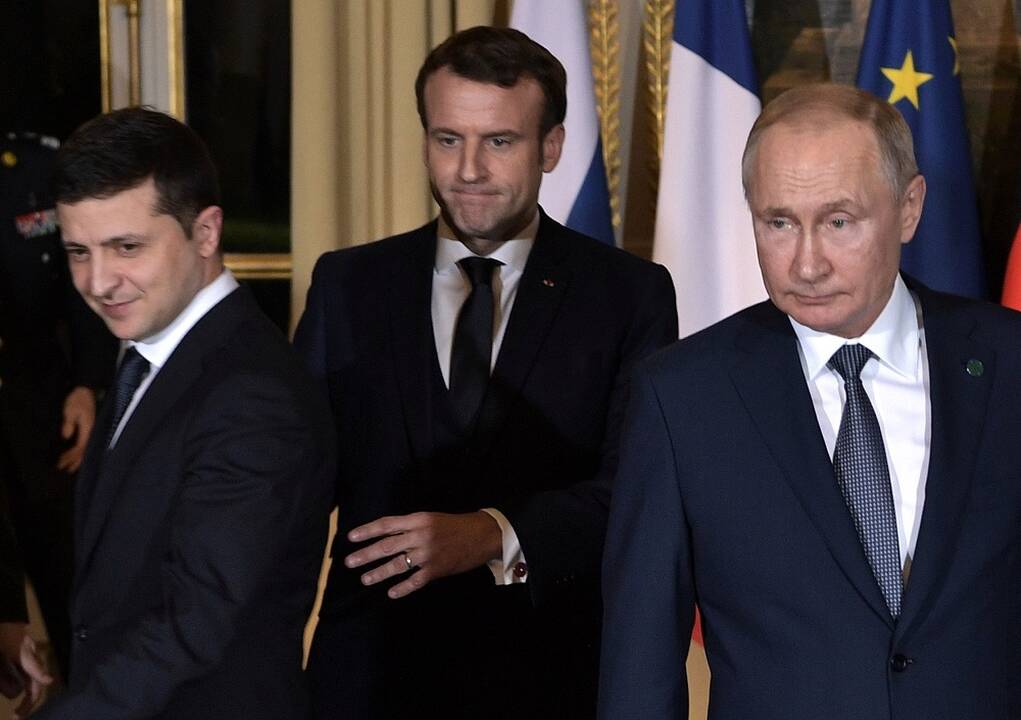 Volodymyras Zelenskis (kairėje), Emmanuelis Macronas (viduryje) ir Vladimiras Putinas (dešinėje)