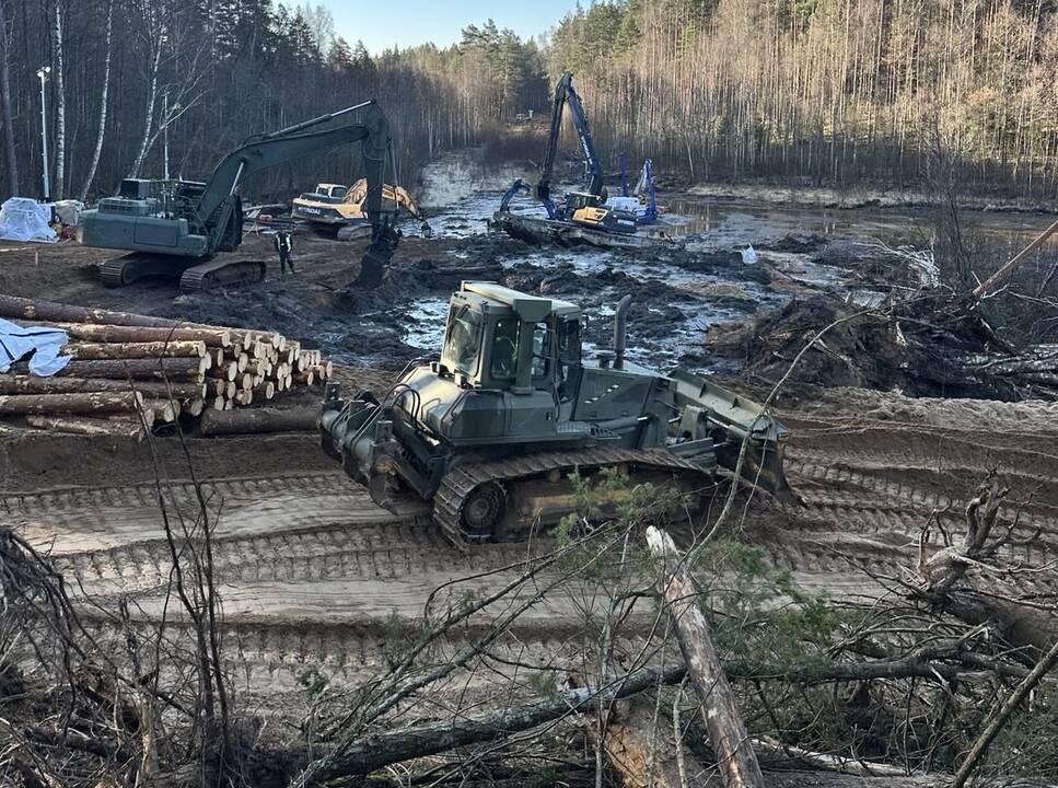 Kariuomenė: pasiekti JAV šarvuočio nepavyksta, nes virš jo per daug suspausto dumblo