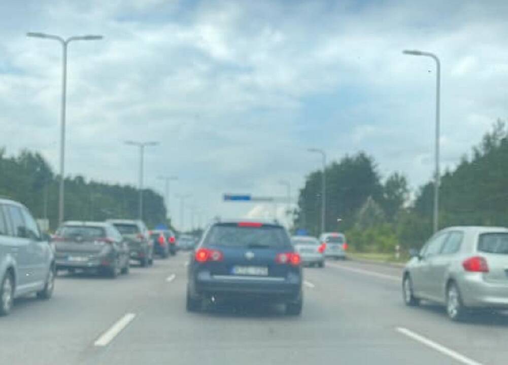 Dėl avarijos – spūstys Vakariniame Vilniaus aplinkkelyje: vienas žmogus – ligoninėje