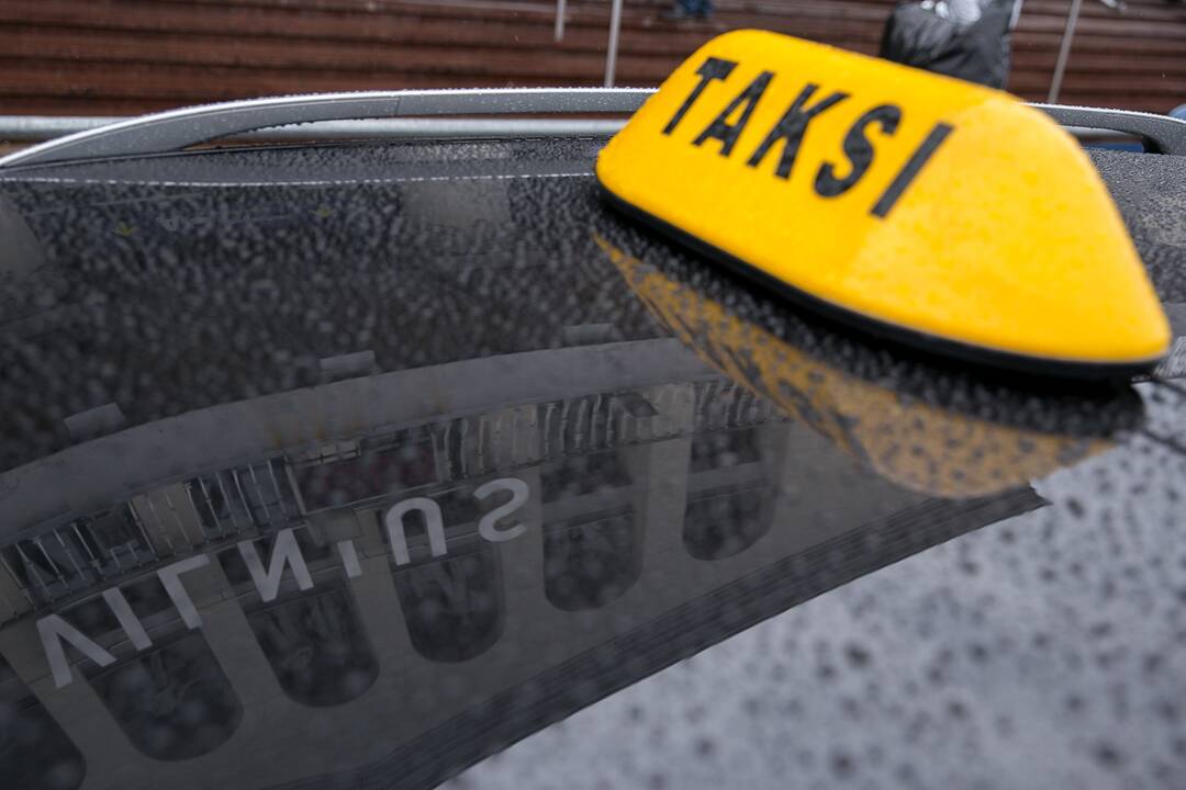 Užsieniečių sukčių grupė – teisiamųjų suole: pinigus pasiimdavo atvažiavę taksi