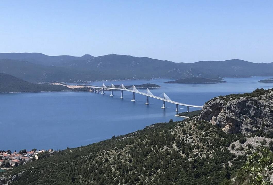 Patogiau: naujasis tiltas sujungs dvi Kroatijos teritorijas, atskirtas siauro Bosnijos ir Hercegovinos žemių ruožo.