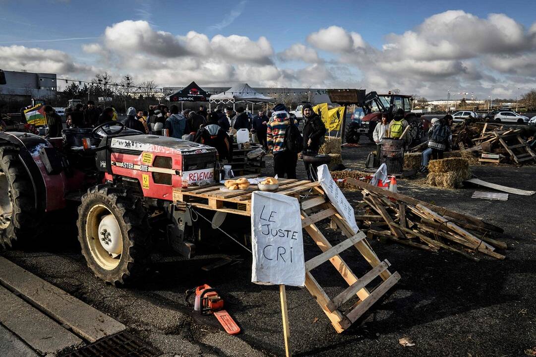 Slūgstant įniršiui, protestuojantys ūkininkai Prancūzijoje naikina kelių blokadas