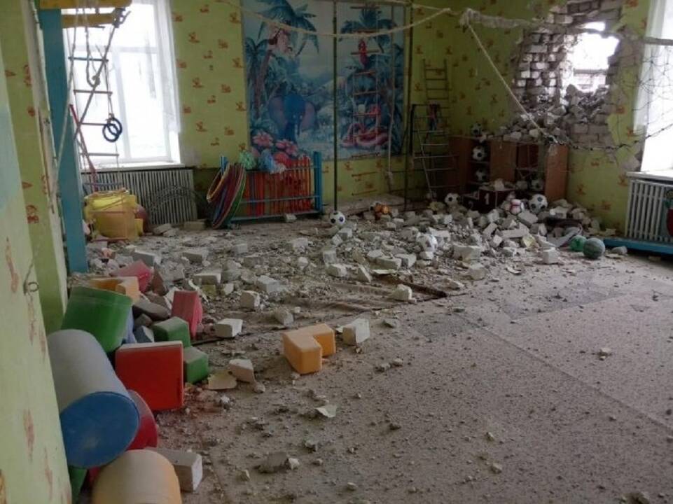 Donbase aidi šūviai: vienas iš sviedinių pataikė į vaikų darželį