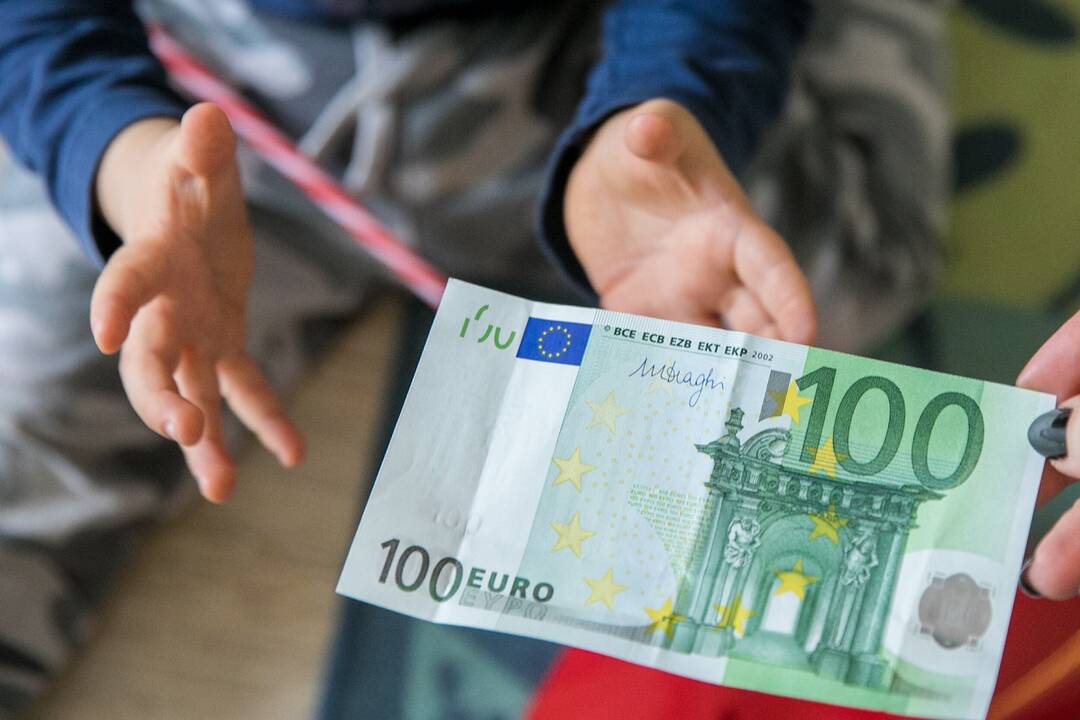 Atmetė siūlymus didinti maksimalias vaiko priežiūros ir tėvystės atostogų išmokas