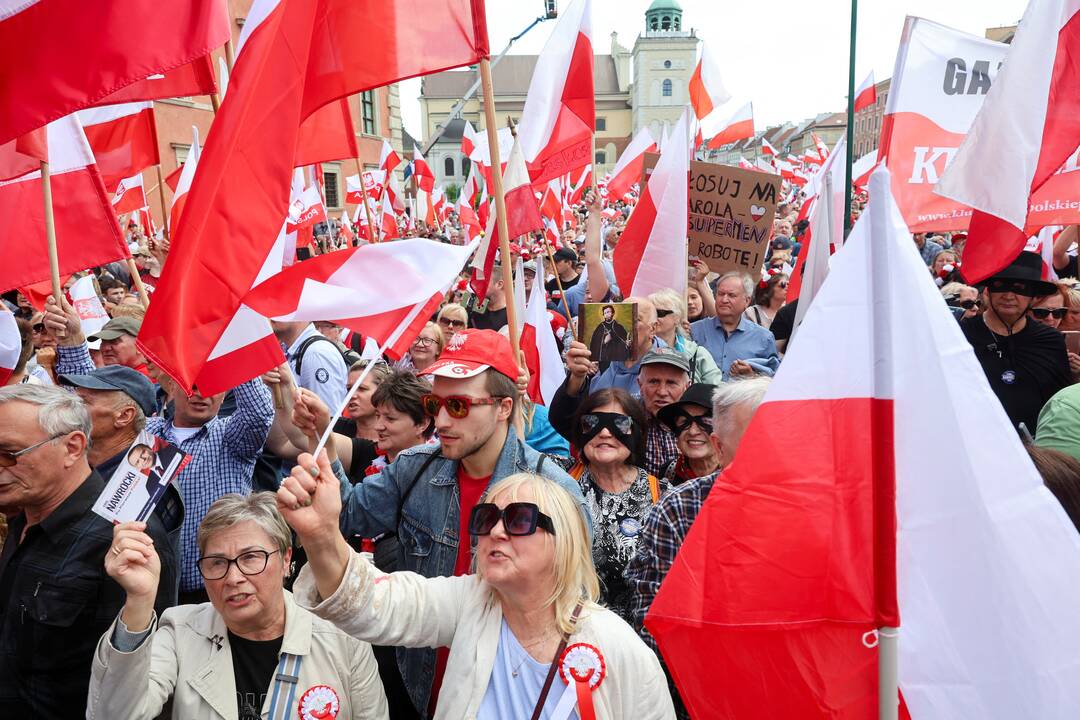 Varšuvos centre surengtos demonstracijos palaikant kandidatus į Lenkijos prezidento postą