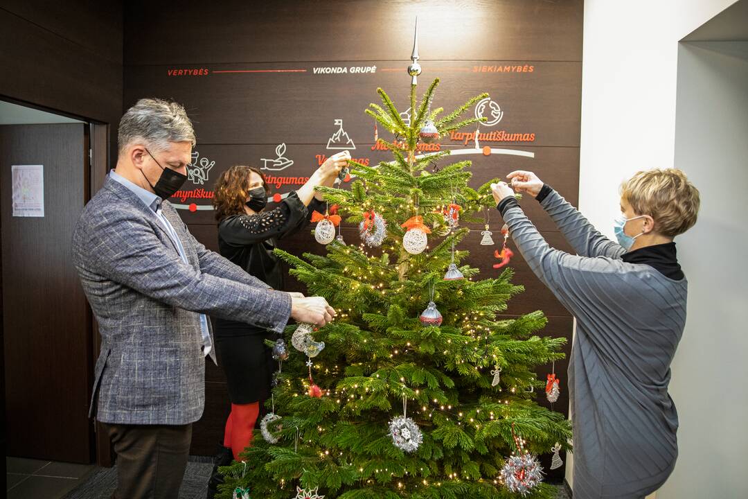 „Vikonda grupės“ biuruose stovinčias eglutes puošia neįgaliųjų rankų darbo žaisliukai.