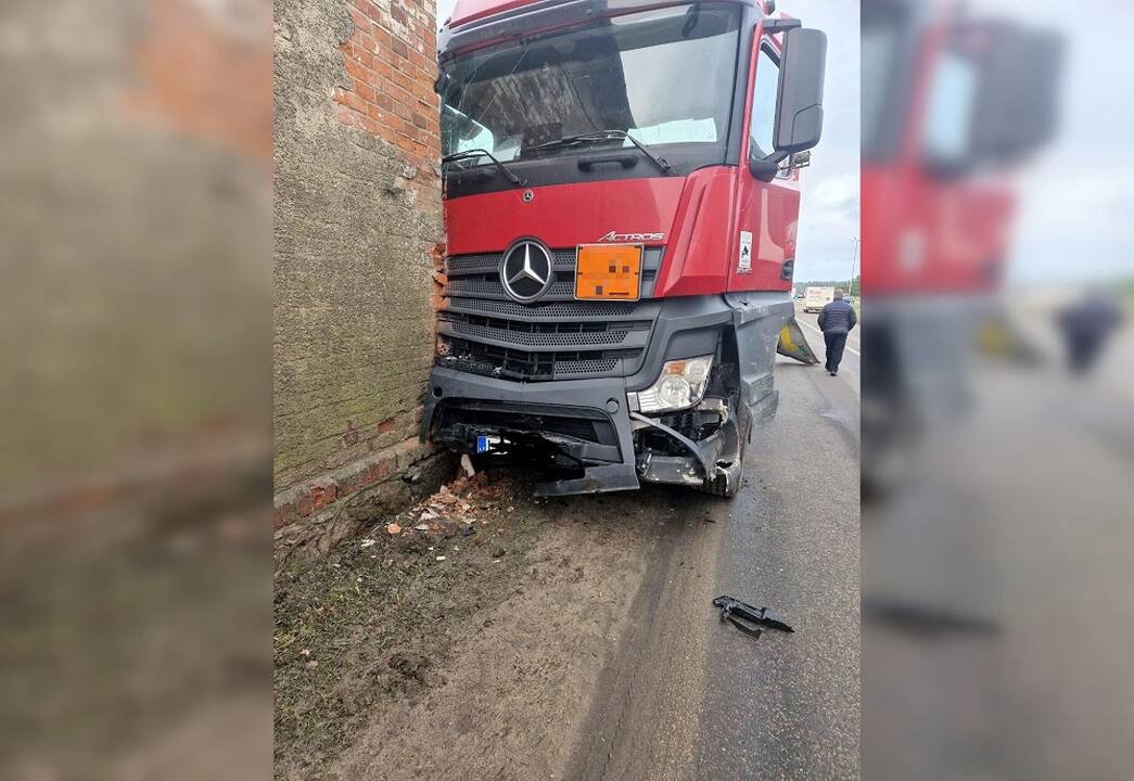 Šilutės rajone vilkiko vairuotojui sutriko sveikata: rėžėsi į namo sieną