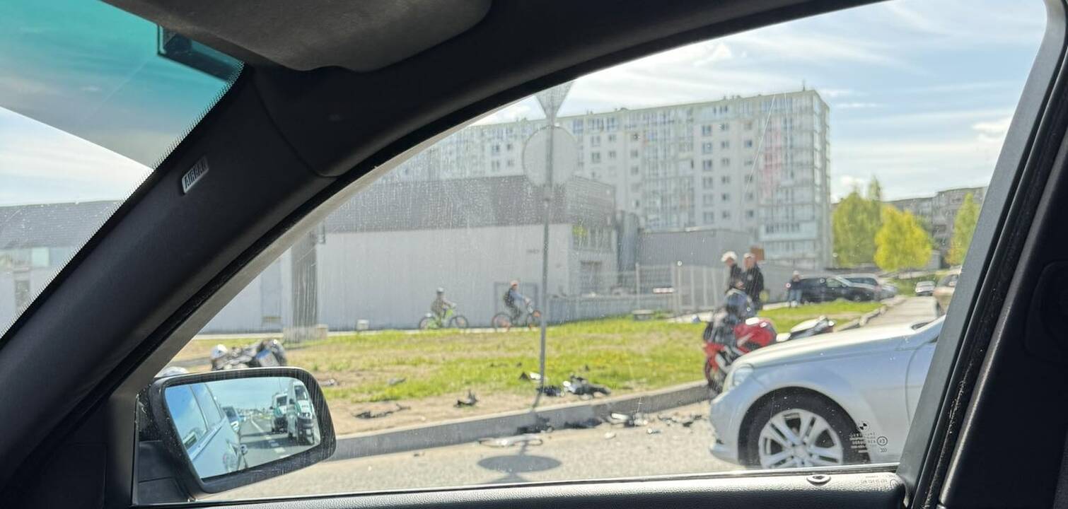 Vilniuje – „Mercedes-Benz“ ir motociklo avarija: motociklininkas ligoninėje