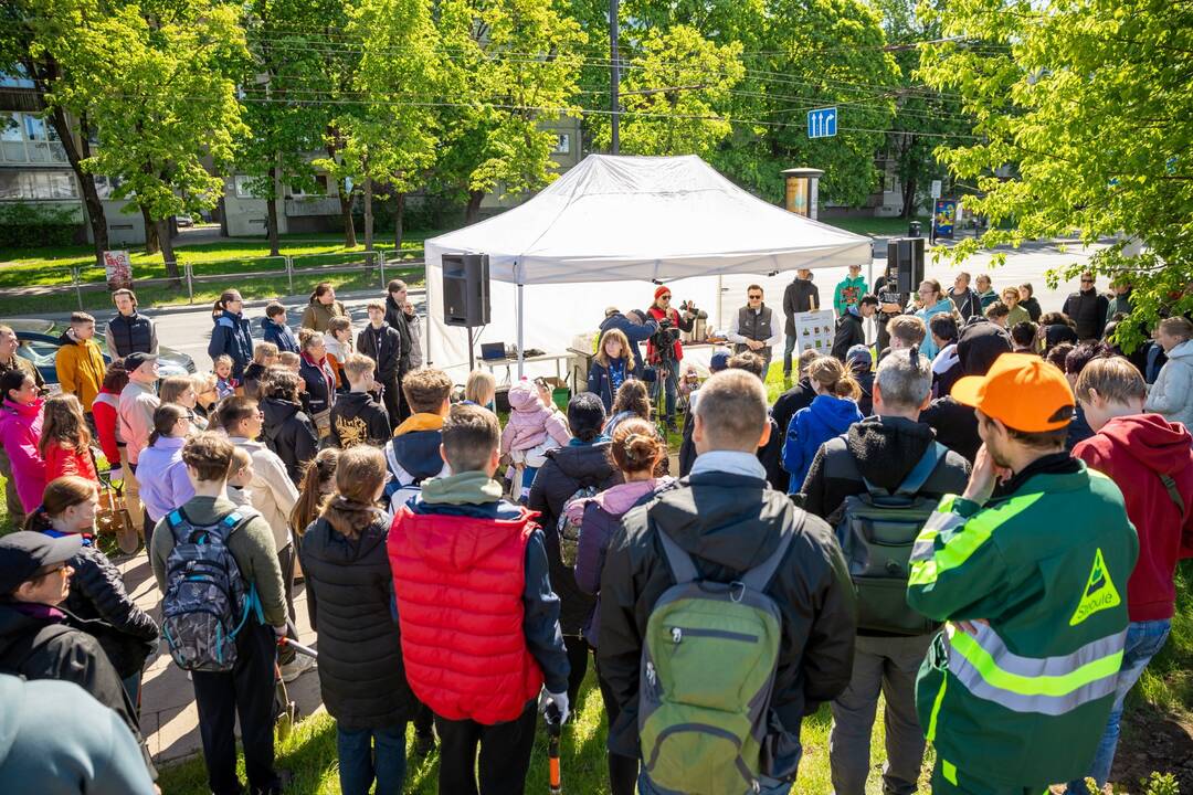 Sodinimo talkoje Žirmūnuose – gausus būrys sodintojų