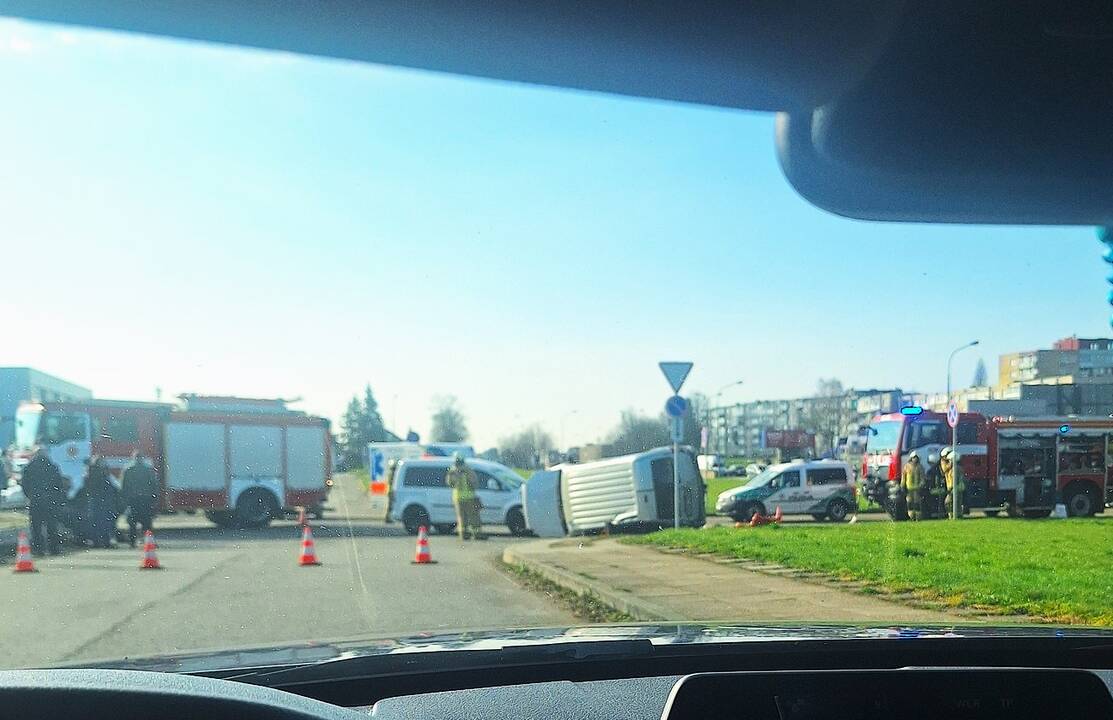 Prie prekybos centro „Banginis“ – avarija: susidūrė du automobiliai