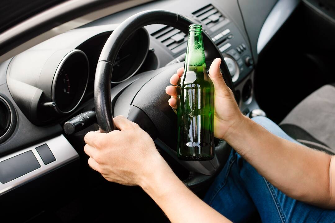 Girtam vyrui pavogti automobilio nepavyko – nepajėgė net išvažiuoti iš kiemo