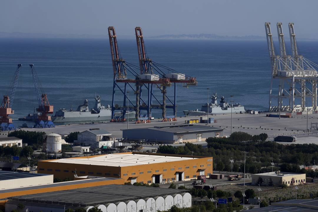 Panauda: kol nėra krovinių, uostas naudingas bent jau kariškiams. Pakistano kariniai laivai Gvadaro uoste, 2025 metų sausis.
