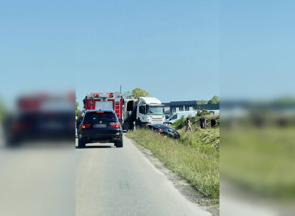 Po susidūrimo su šiukšliavežiu lengvasis automobilis atsidūrė griovyje