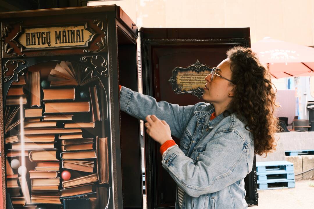 Iniciatyva: knygų šaldytuvo dizainą kūrė I. Simonaitytės bibliotekos savanoris iš Turkijos C. Ergülec.