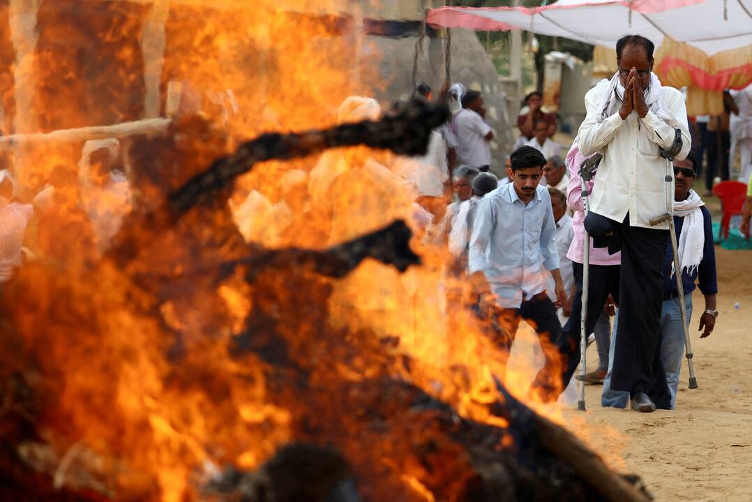 Laidotuvės: Indijos karinių oro pajėgų kario Surendros Kumaro, žuvusio per išpuolį Udhampūre, kremacija jo gimtajame Mahradasi kaime, Jhunjhunu, Radžastane, Indijoje, šių metų gegužės 11-ąją.
