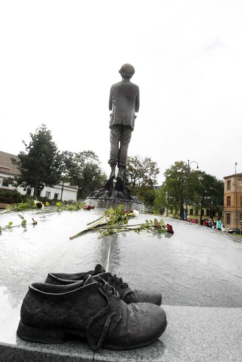 Kryptis: Vydūnas žiūri į tą pusę, kur vidurdienį šviečia saulė ir kur yra mokykla.