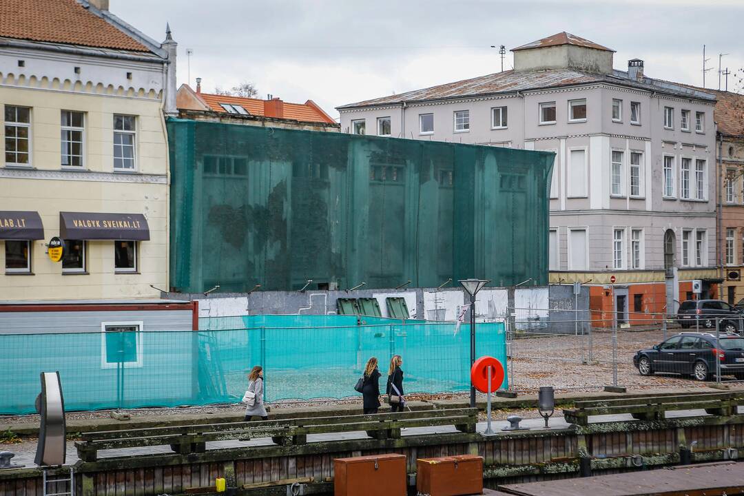 Nepuošia: prieš daugiau nei du dešimtmečius sudegęs "Baltijos" kino teatras tebestovi visiškai netvarkomas.