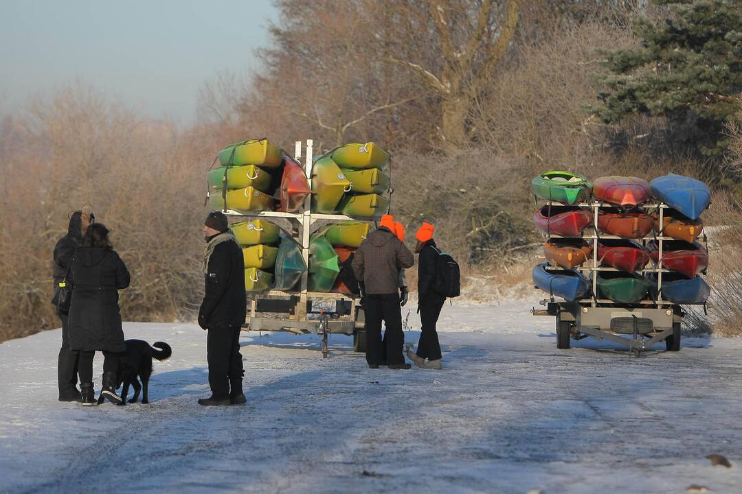 Vandens turizmo entuziastai Naujųjų artėjimą pažymėjo plaukimu baidarėmis.