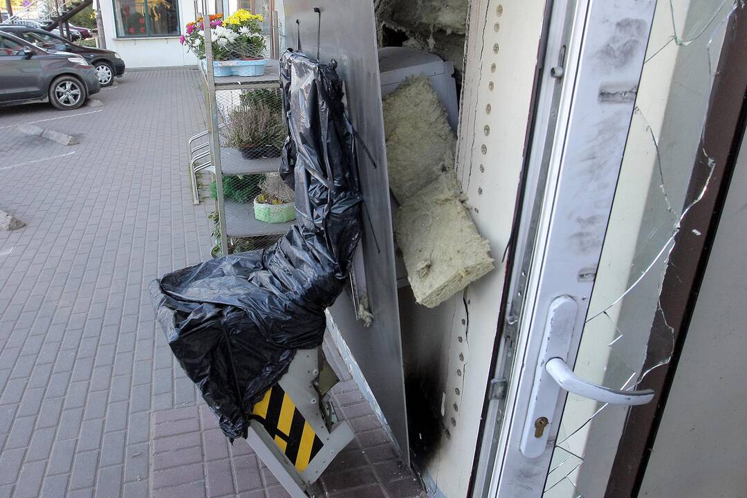Karmėlavoje susprogdintas "Express Market" parduotuvėje buvęs bankomatas.