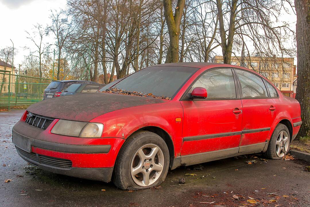 Apleisti automobiliai stovėjimo aikštelėje Žaliakalnyje