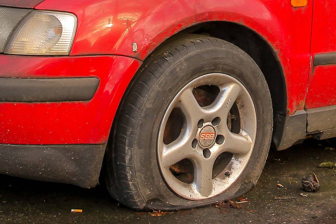 Apleisti automobiliai stovėjimo aikštelėje Žaliakalnyje