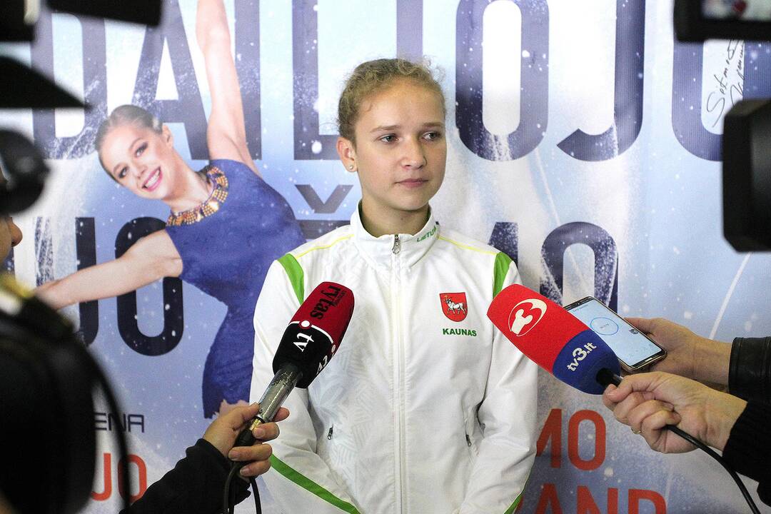 Čiuožėjų spaudos konferencija ant ledo