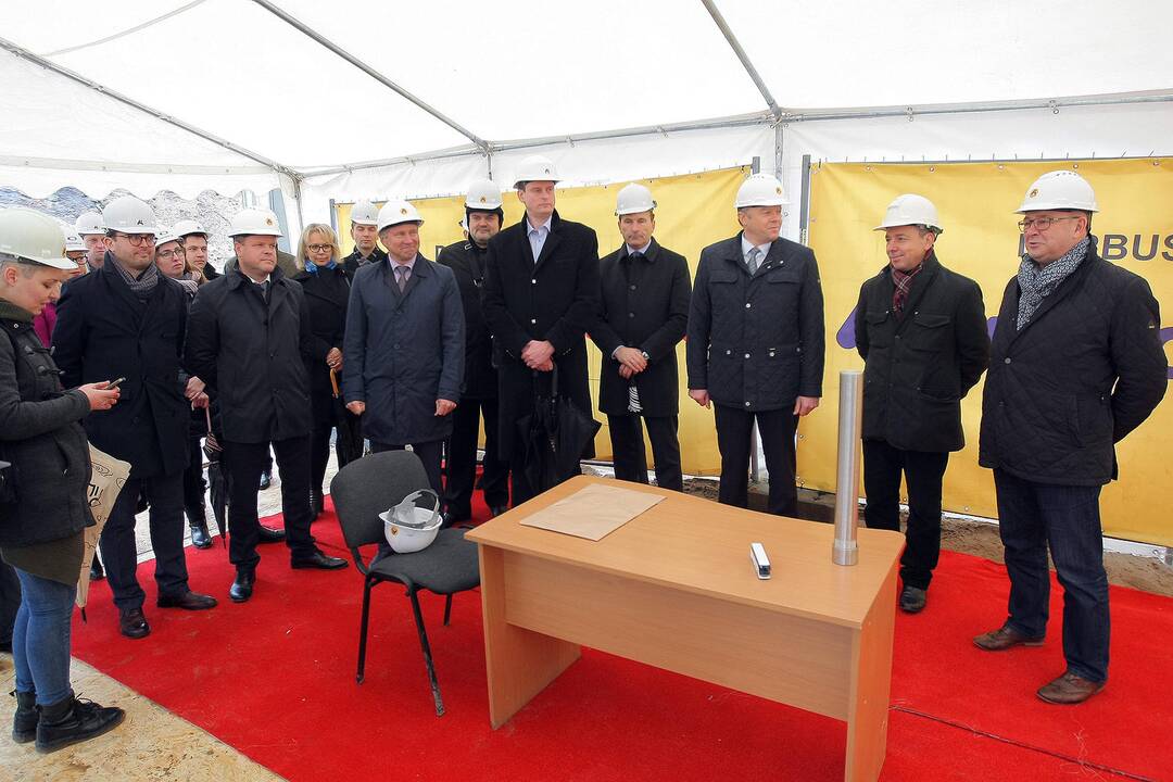 Pradėti kloti Kauno autobusų stoties pamatai.