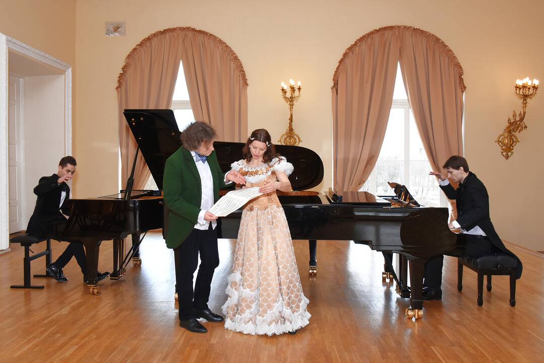 Atlikėjai: „Claros Schumann salono“ istorinius personažus įkūnys žymūs Lietuvos pianistai – L.Gedvilas, G.Gedvilaitė, R.Zubovas ir J.Aleknavičius. 