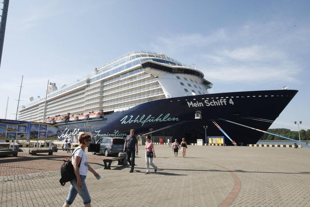 Uostamiestyje viešės laineris „Mein Schiff 4“