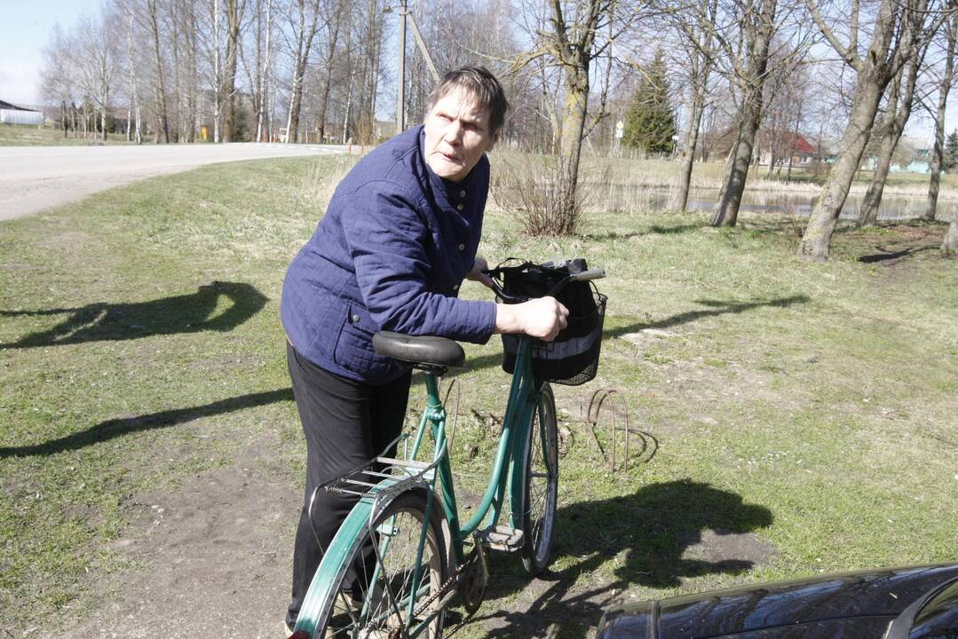 Centras: Lenkimai – kryžkelėje į Skuodą, todėl ir pravažiuojančiųjų bei sustojančiųjų apsipirkti čia įsikūrusioje parduotuvėje gana nemažai.