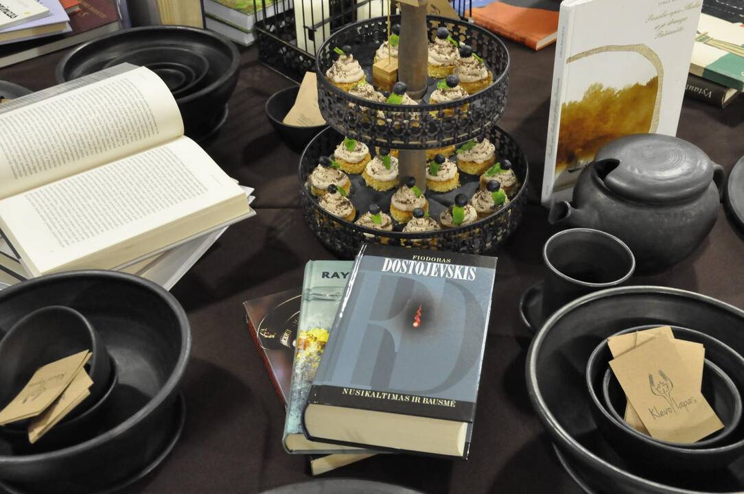 Biblioteka intriguoja literatūriniu furšetu su edukologe