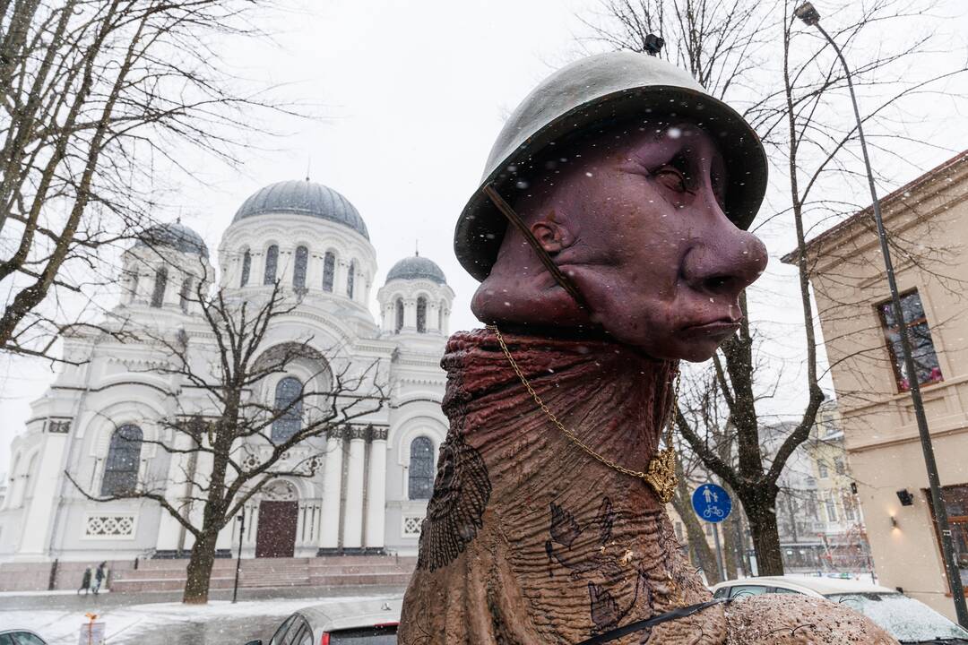 Po Kauną vežiojama skulptūra „Chuilo“